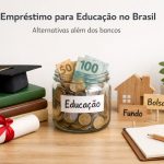 Imagem conceitual sobre empréstimo e financiamento para educação no Brasil, com o título “Empréstimo para Educação no Brasil” e o subtítulo “Alternativas além dos bancos”. Sobre uma mesa de madeira clara aparecem livros empilhados com um capelo de formatura, um diploma enrolado com fita vermelha e um pote de vidro cheio de moedas e notas de real identificado com a palavra “Educação”. Ao lado, há elementos que representam outras formas de apoio financeiro, como uma casa de madeira com placas escritas “Fundo” e “Bolsa”, um caderno com lápis e uma planta em vaso, simbolizando planejamento, crescimento e investimento em longo prazo.