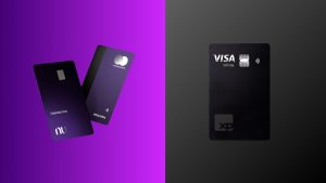 Cartões de crédito premium em destaque sobre fundo dividido. À esquerda, dois cartões Nubank Ultravioleta na cor roxa escura, com acabamento fosco, um deles exibindo o nome “Gabriela Lima” e a bandeira Mastercard. À direita, um cartão XP Visa Infinite preto, com chip e símbolo de pagamento por aproximação, sobre um fundo escuro em degradê. A imagem transmite sofisticação, exclusividade e serviços financeiros de alto padrão.