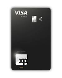Cartão preto com visual sóbrio e elegante, com chip centralizado e logotipo discreto da XP, reforçando o posicionamento sofisticado.