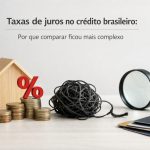 Imagem ilustrativa sobre taxas de juros no crédito brasileiro, destacando a complexidade na comparação entre diferentes ofertas. A cena apresenta uma casa de madeira ao lado de pilhas de moedas com o símbolo de porcentagem, representando financiamentos e juros. Um novelo de fios simboliza a confusão e a burocracia envolvidas, enquanto uma lupa e cartões de crédito indicam análise detalhada, comparação de condições e avaliação de custos financeiros no mercado de crédito no Brasil.