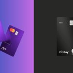 Imagem comparativa dividida verticalmente em duas partes. À esquerda, fundo em degradê azul e roxo com dois cartões Nubank em destaque, ambos na cor roxa. Um cartão está levemente inclinado para a esquerda com o nome “Gabriela Lima” impresso e o logotipo “nu” na parte inferior. O outro cartão está inclinado para a direita com o nome “Lucas Oliveira”. Ambos exibem chip e logotipo Mastercard no canto superior. À direita, fundo escuro quase preto com um cartão PicPay Black centralizado. O cartão é preto com acabamento sofisticado, chip visível, símbolo de pagamento por aproximação no canto superior e a palavra “black” na parte superior. Na parte inferior aparecem os logotipos PicPay e Mastercard.