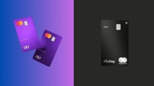 Imagem comparativa dividida verticalmente em duas partes. À esquerda, fundo em degradê azul e roxo com dois cartões Nubank em destaque, ambos na cor roxa. Um cartão está levemente inclinado para a esquerda com o nome “Gabriela Lima” impresso e o logotipo “nu” na parte inferior. O outro cartão está inclinado para a direita com o nome “Lucas Oliveira”. Ambos exibem chip e logotipo Mastercard no canto superior. À direita, fundo escuro quase preto com um cartão PicPay Black centralizado. O cartão é preto com acabamento sofisticado, chip visível, símbolo de pagamento por aproximação no canto superior e a palavra “black” na parte superior. Na parte inferior aparecem os logotipos PicPay e Mastercard.