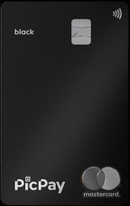 Imagem de um cartão PicPay Black com design minimalista e acabamento preto sofisticado. O cartão apresenta chip metálico centralizado na parte superior, símbolo de pagamento por aproximação no canto superior direito e a palavra “black” no canto superior esquerdo. Na parte inferior aparecem os logotipos PicPay e Mastercard. O fundo é escuro, destacando o visual elegante e premium do cartão.