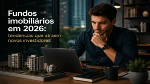 Investidor analisando fundos imobiliários em laptop moderno ao lado de maquetes de edifícios, representando tendências de investimentos imobiliários em 2026 e o interesse de novos investidores no mercado brasileiro.
